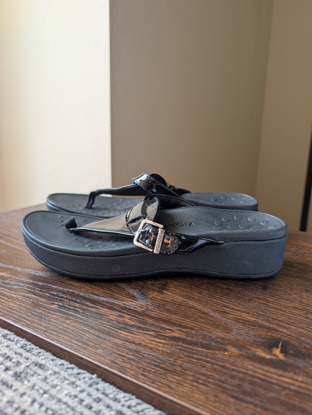 Vionic Cooper Thong Wedge Black Patent Leather Toe-Post Sandals
